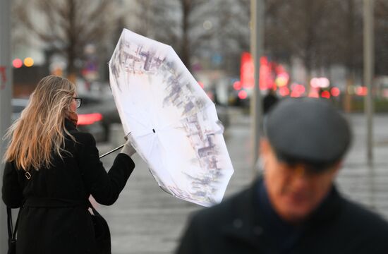 Дождь с сильным ветром в Москве