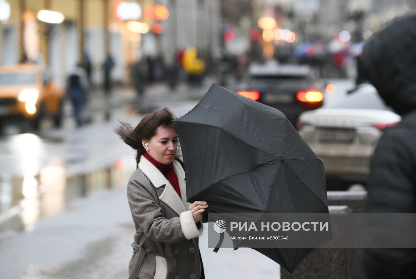 Дождь с сильным ветром в Москве