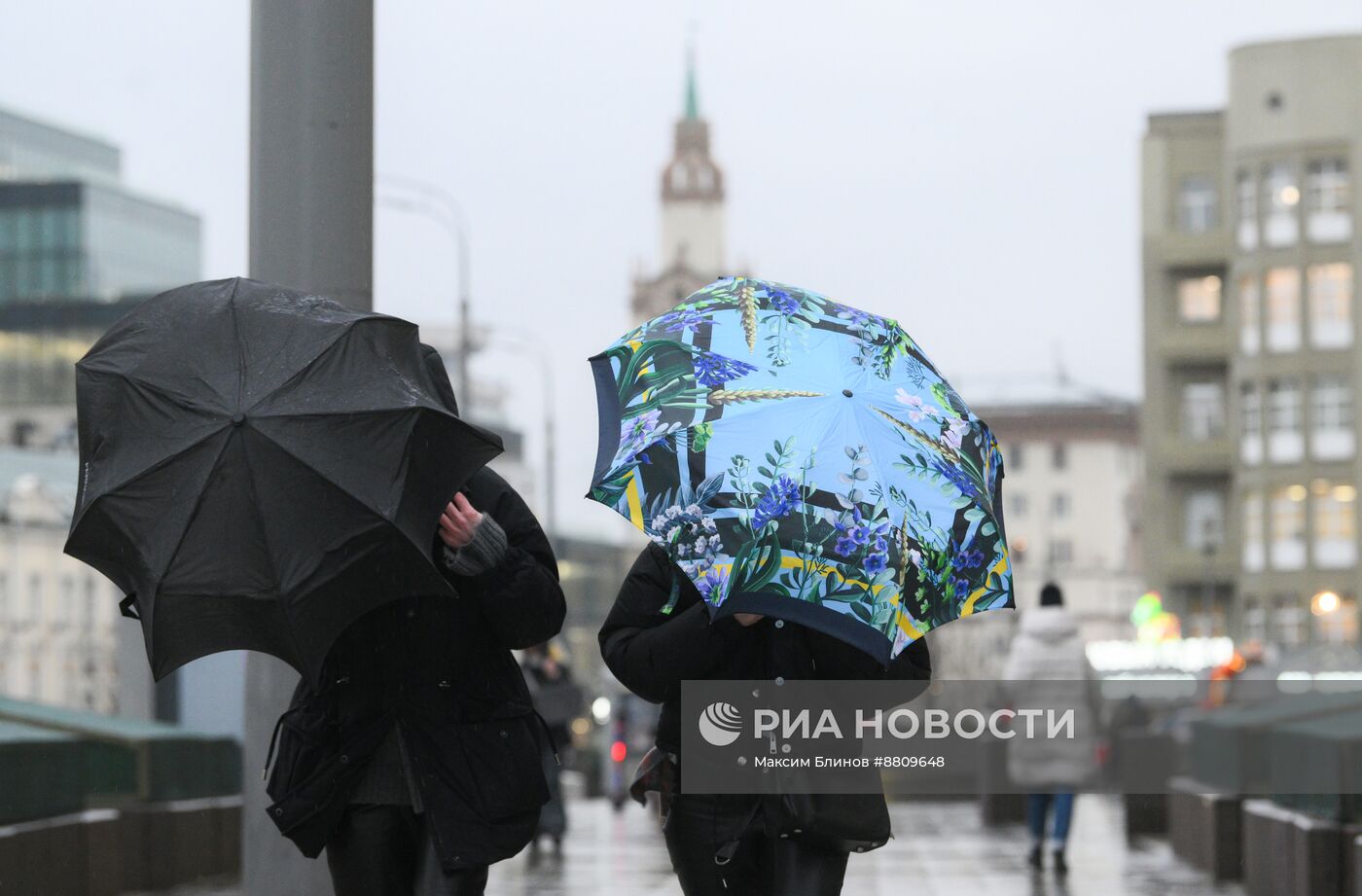 Дождь с сильным ветром в Москве