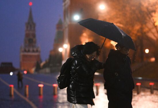 Дождь с сильным ветром в Москве