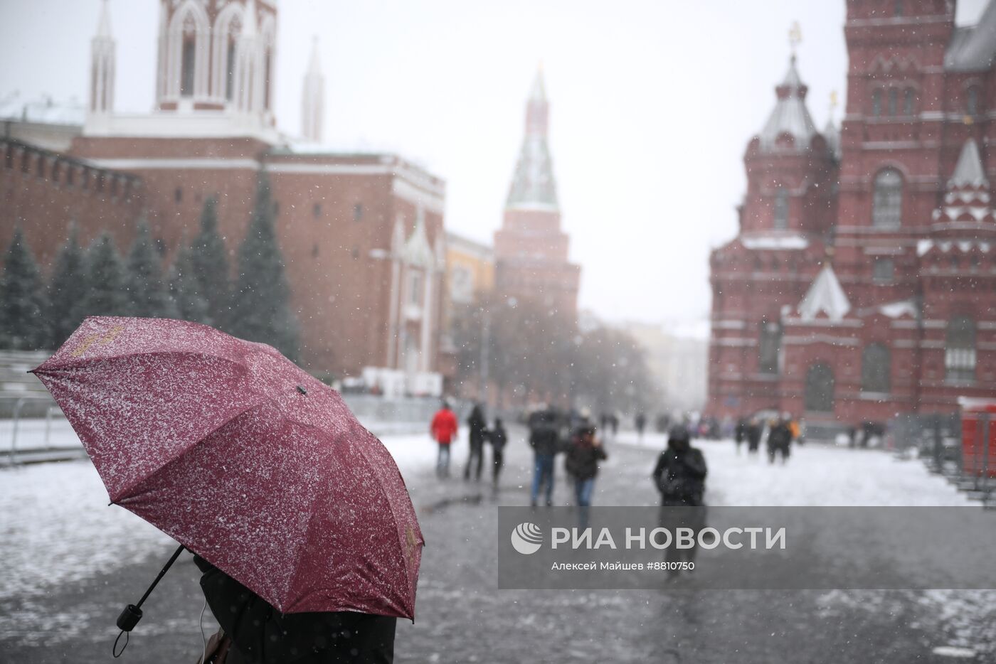 Снег в Москве 