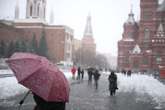 Снег в Москве 