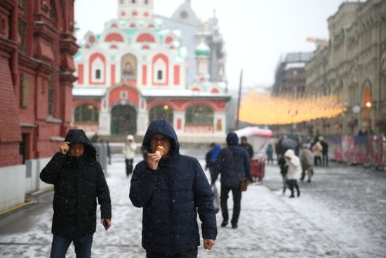 Снег в Москве 