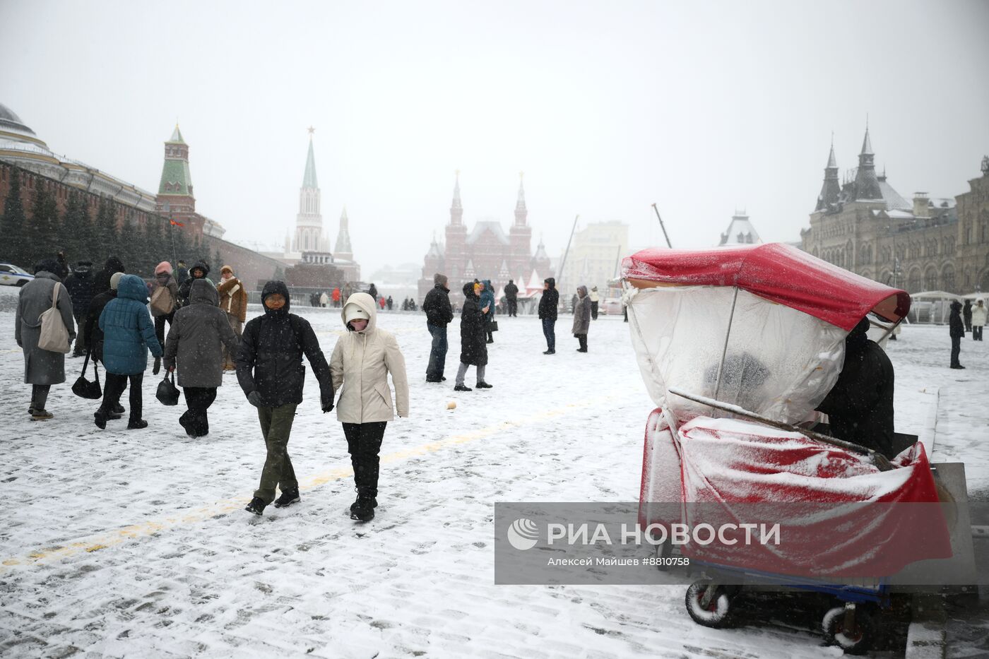 Снег в Москве 