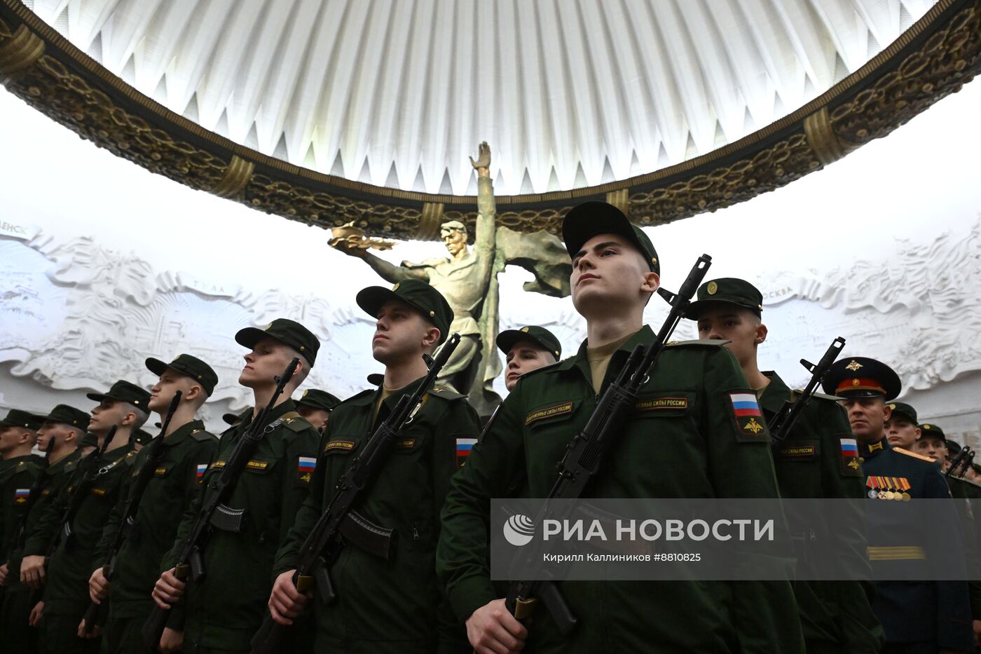 Новобранцы Преображенского полка приняли присягу в Музее Победы