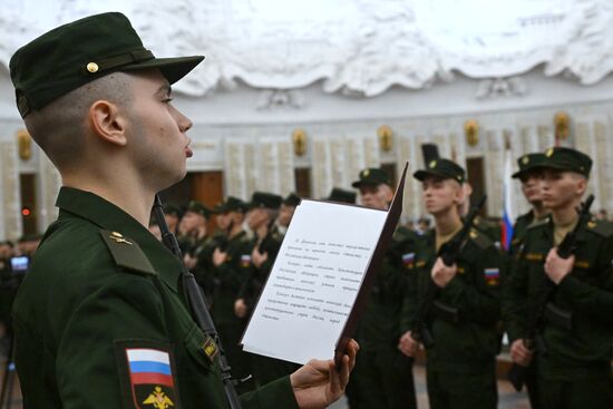 Новобранцы Преображенского полка приняли присягу в Музее Победы