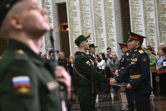 Новобранцы Преображенского полка приняли присягу в Музее Победы