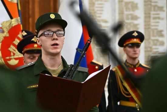 Новобранцы Преображенского полка приняли присягу в Музее Победы