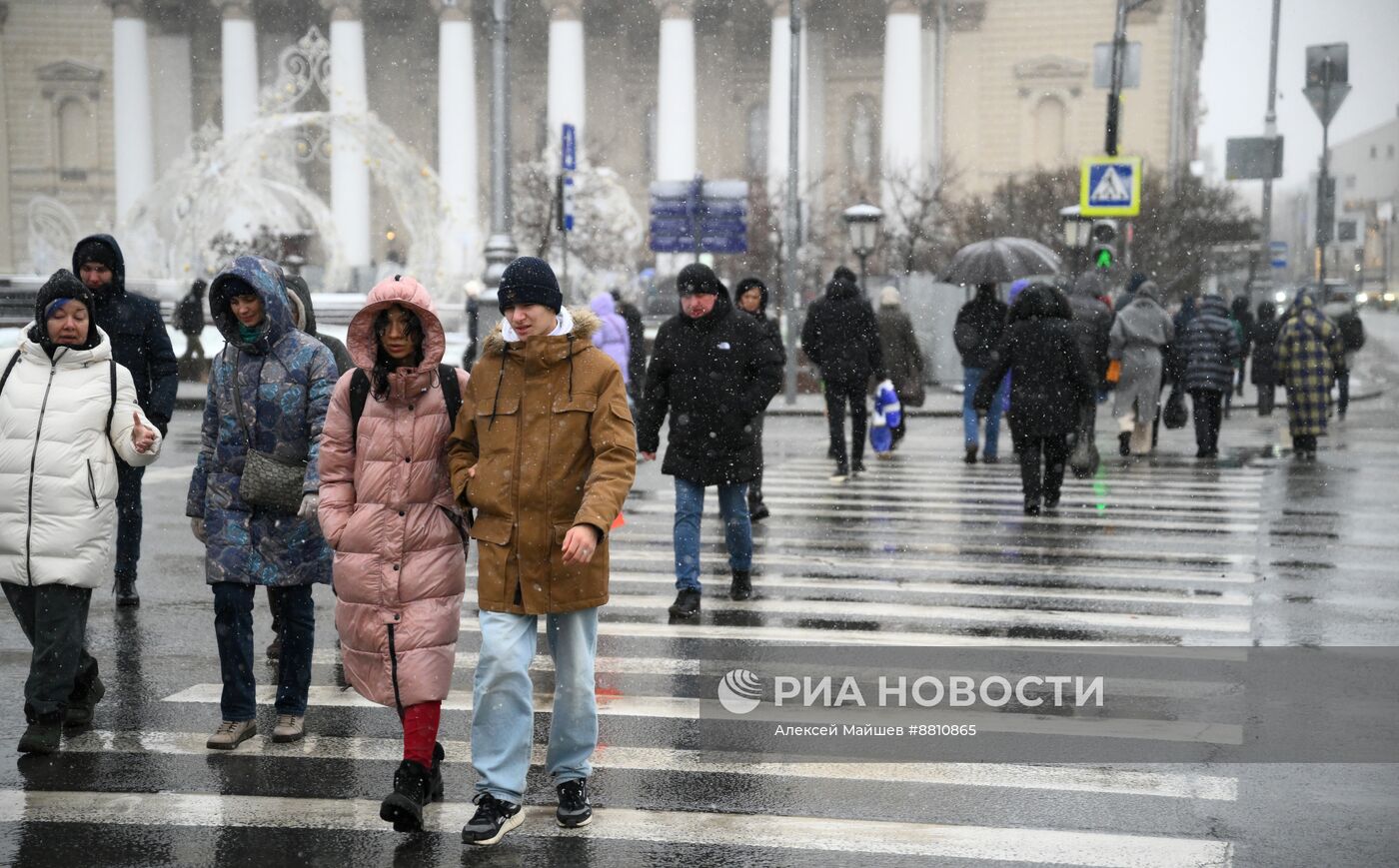 Снег в Москве 