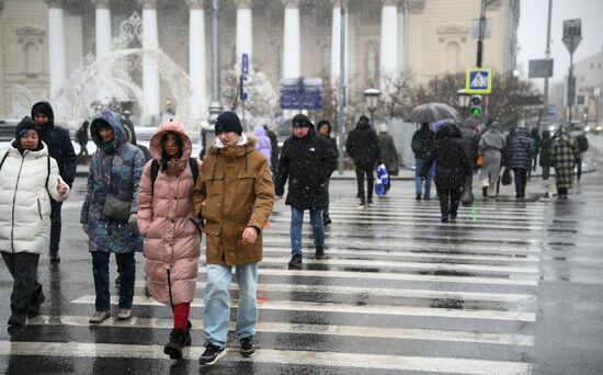 Снег в Москве 