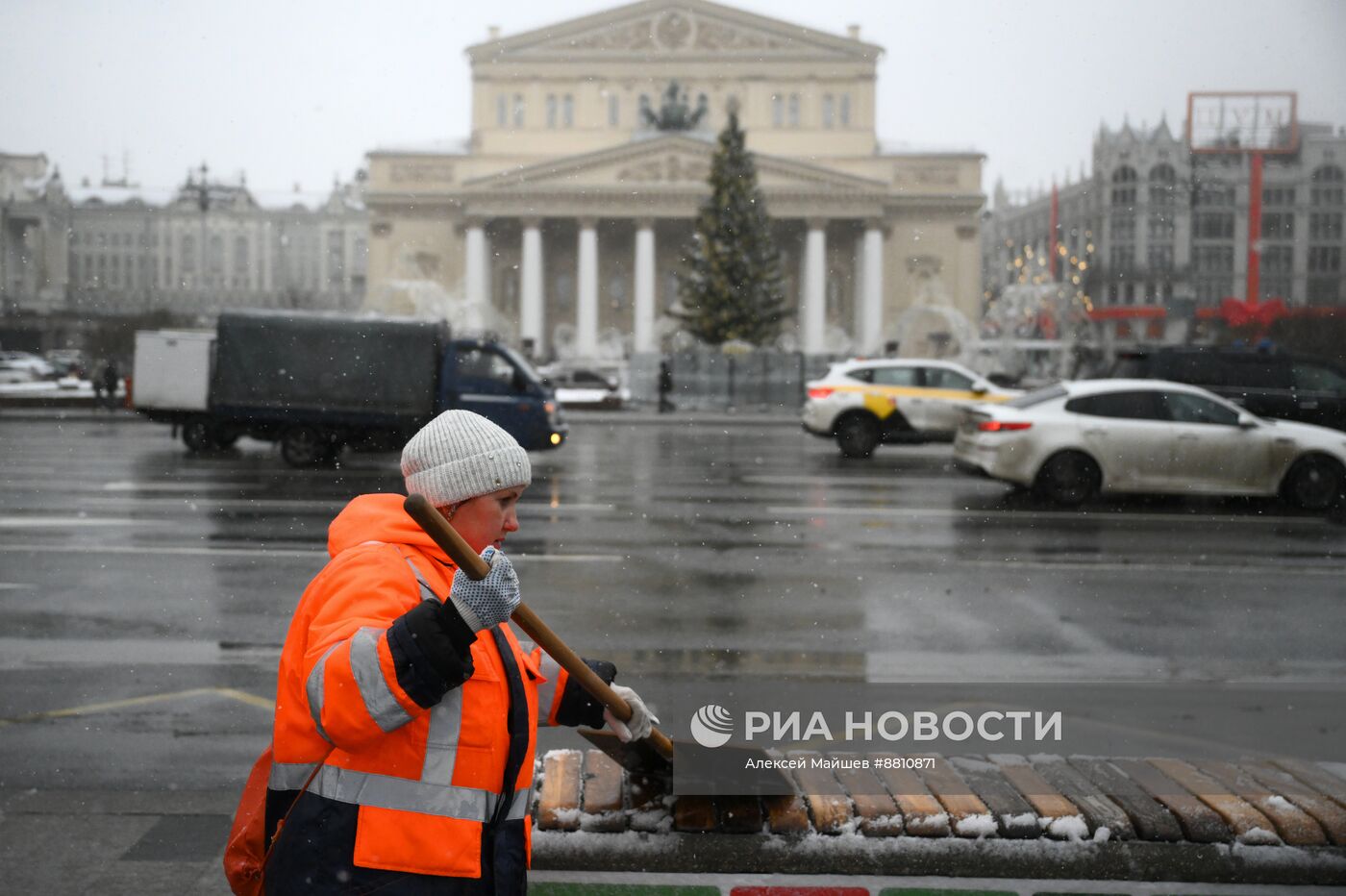 Снег в Москве 