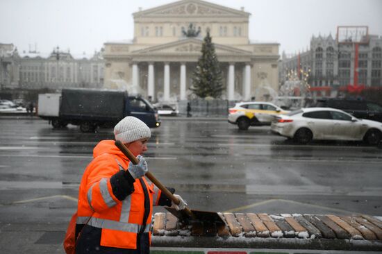 Снег в Москве 