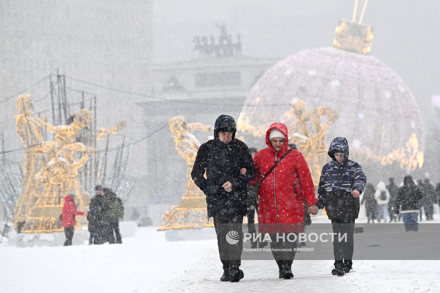 Снег в Москве 