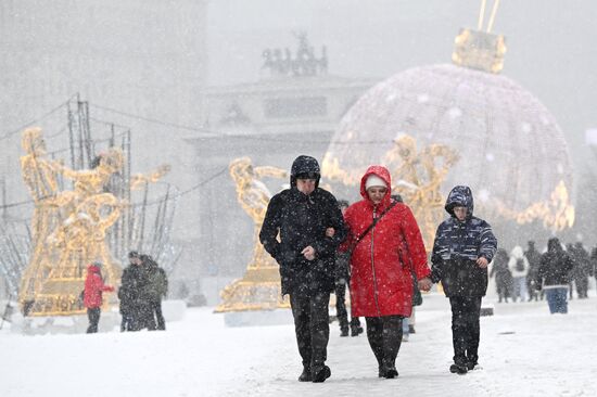 Снег в Москве 