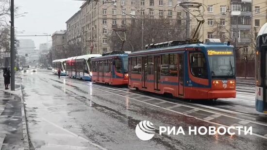 На улице Красноказарменной в Москве приостановлено движение по трамвайным путям в обе стороны из-за аварии