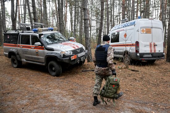 Работа сводного отряда разминирования МЧС РФ в Курской области