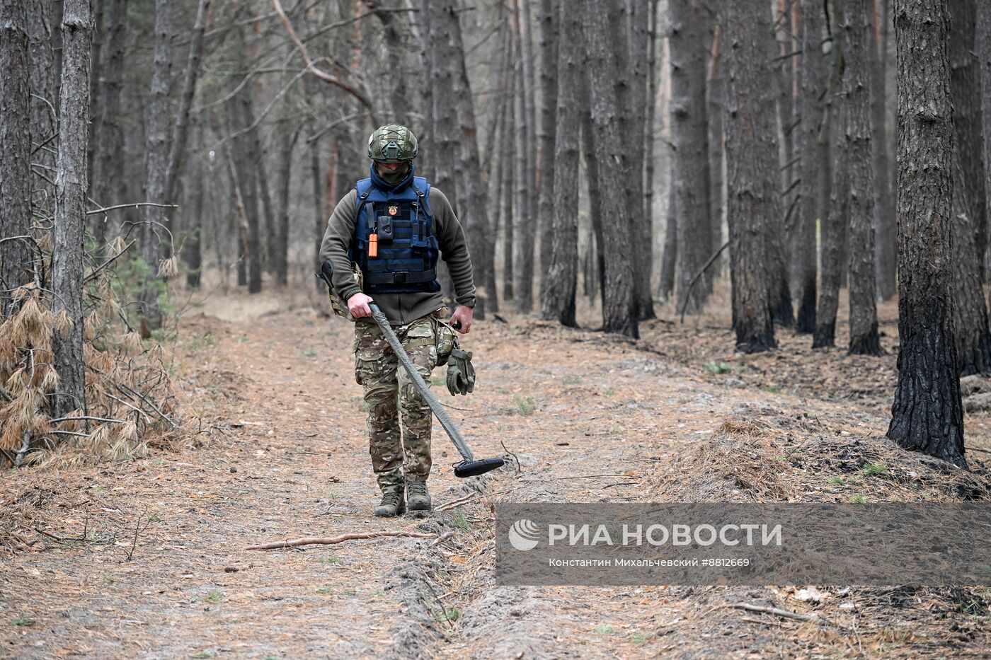 Работа сводного отряда разминирования МЧС РФ в Курской области