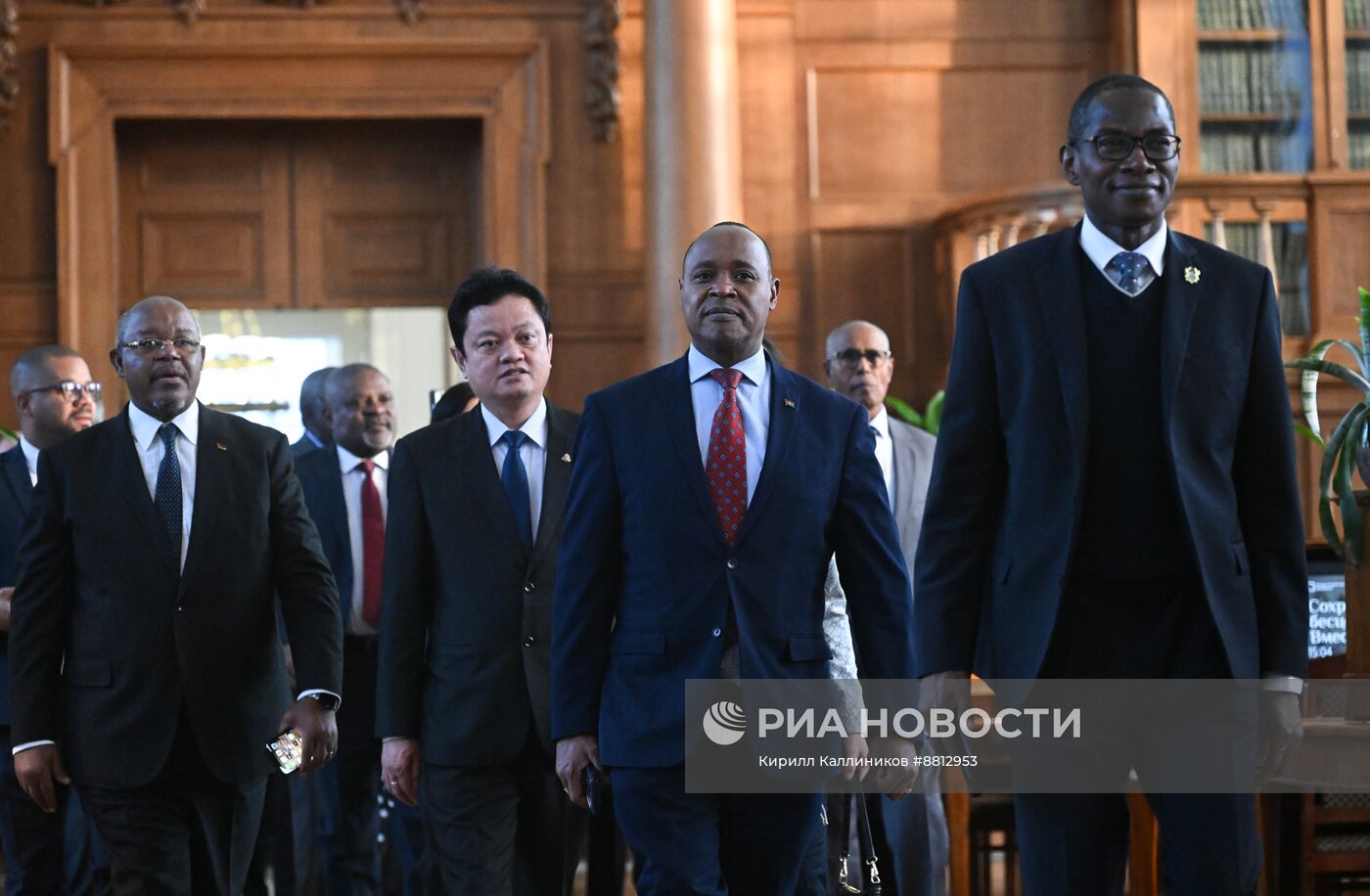 Презентация артефактов наследия нашей страны и мира главам дипломатических миссий дружественных государств 