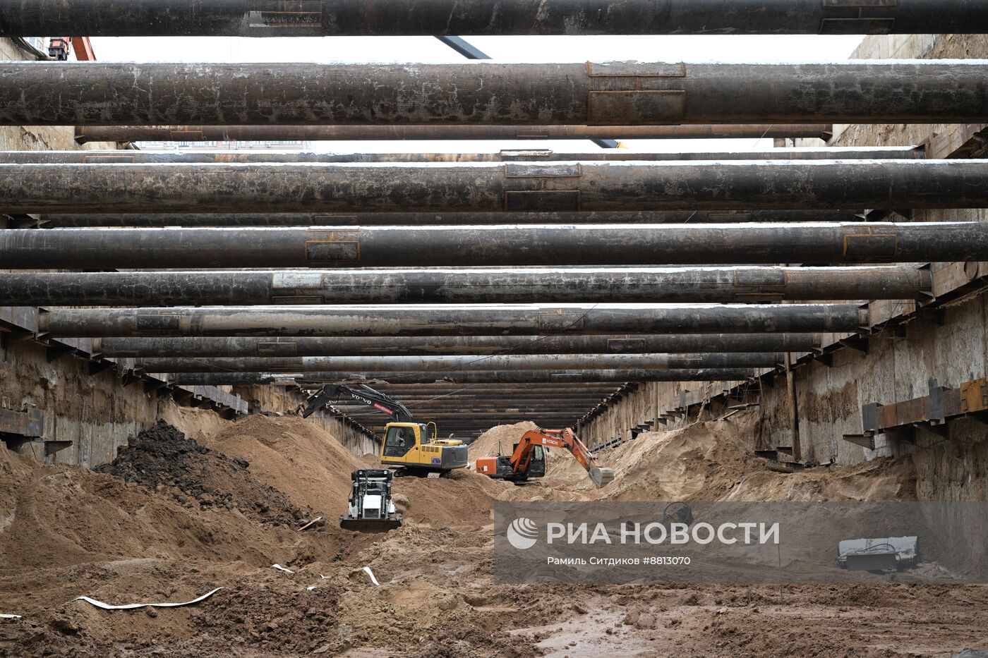 Выход тоннелепроходческого комплекса на станции "Бульвар Генерала Карбышева"