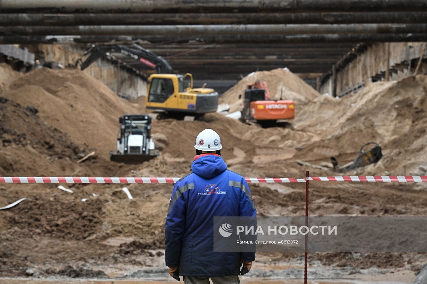 Выход тоннелепроходческого комплекса на станции "Бульвар Генерала Карбышева"