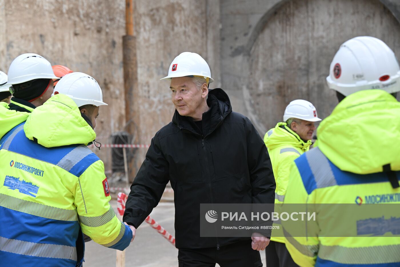 Выход тоннелепроходческого комплекса на станции "Бульвар Генерала Карбышева"