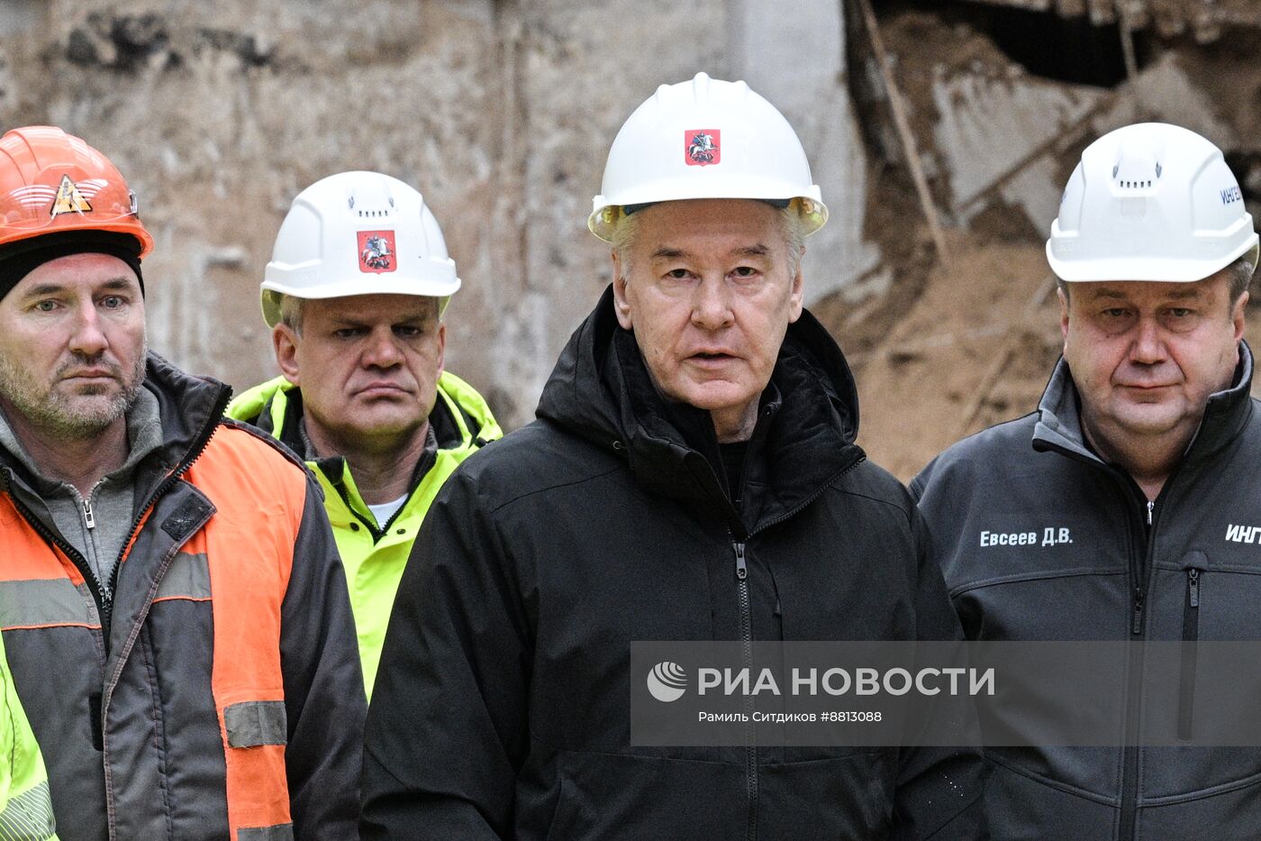 Выход тоннелепроходческого комплекса на станции "Бульвар Генерала Карбышева"