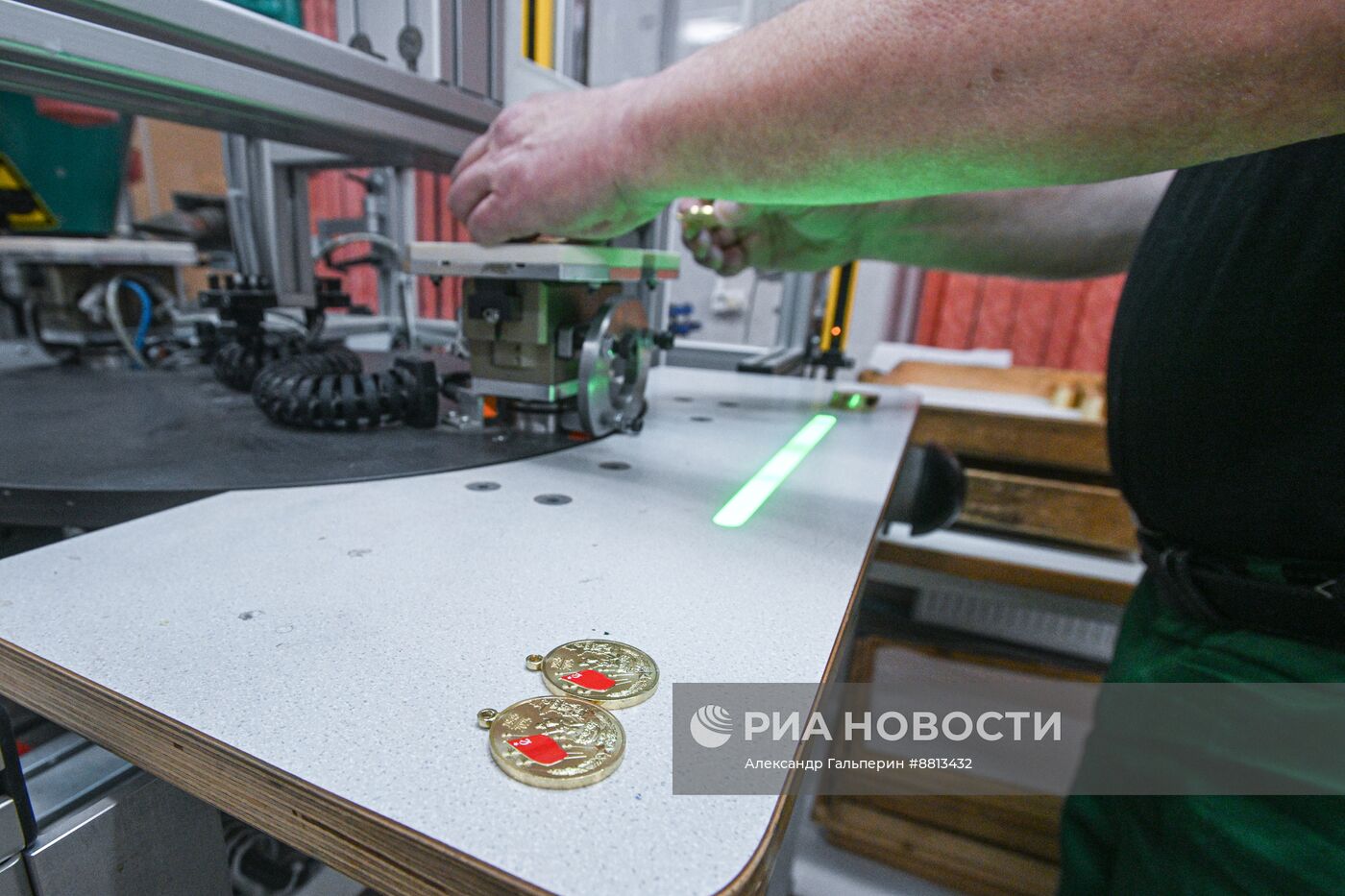 Изготовление медалей в честь 80-летия Победы в Великой Отечественной войне
