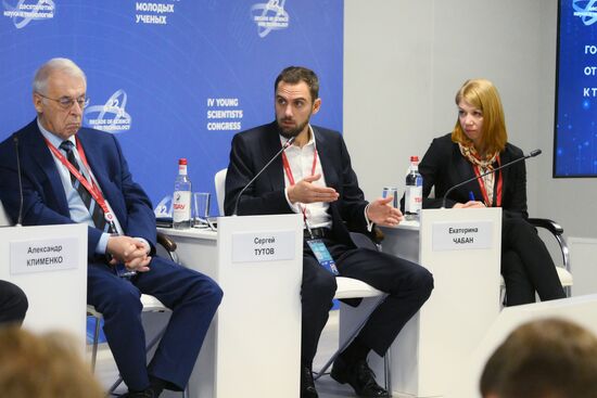 IV КМУ-2024. Госзадание 2.0 – Химия: от суверенитета к технологическому лидерству
Александр Клименко, председатель научно-технологического совета, Российский научный фонд
Сергей Тутов, директор по исследованиям и разработкам, ООО "Сибур"
Екатерина Чабан, руководитель направления научно-технического сотрудничества, директор по перспективным направлениям, Государственная корпорация по атомной энергии "Росатом" Место: Россия, Федеральная территория "Сириус". Автор: Григорий Сысоев. IV КМУ-2024. Госзадание 2.0 – Химия: от суверенитета к технологическому лидерству