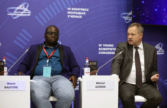 IV КМУ-2024. Есть ли границы у научной дипломатии?
Слева направо:
Мосес Баситере, доцент, Кейптаунский университет
Михаил Гордин, ректор, МГТУ им. Н.Э. Баумана Место: Россия, Федеральная территория "Сириус". Автор: Виталий Тимкив. IV КМУ-2024. Есть ли границы у научной дипломатии?