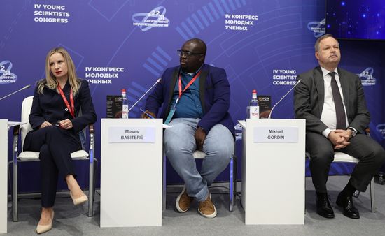 IV КМУ-2024. Есть ли границы у научной дипломатии?
Слева направо:
Ольга Тарасова, директор, АНО "Центр развития научных и образовательных инициатив"
Мосес Баситере, доцент, Кейптаунский университет
Михаил Гордин, ректор, МГТУ им. Н.Э. Баумана
Место: Россия, Федеральная территория "Сириус". Автор: Виталий Тимкив. IV КМУ-2024. Есть ли границы у научной дипломатии?