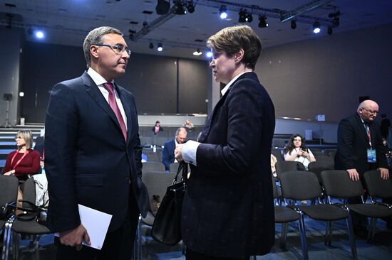 IV КМУ-2024. Биоэкономика: первый этап создания природоподобной техносферы
Валерий Фальков, министр науки и высшего образования РФ
Елена Шмелева, председатель, Совет федеральной территории "Сириус"; руководитель, Образовательный Фонд "Талант и успех" Место: Россия, Федеральная территория "Сириус". Автор: Сергей Бобылев. IV КМУ-2024. Биоэкономика: первый этап создания природоподобной техносферы