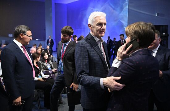 IV КМУ-2024. Биоэкономика: первый этап создания природоподобной техносферы
Валерий Фальков, министр науки и высшего образования РФ (слева)
Андрей Фурсенко, помощник президента РФ (третий слева) Место: Россия, Федеральная территория "Сириус". Автор: Сергей Бобылев. IV КМУ-2024. Биоэкономика: первый этап создания природоподобной техносферы
