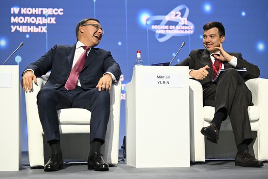 IV КМУ-2024. Биоэкономика: первый этап создания природоподобной техносферы
Слева направо:
Валерий Фальков, министр науки и высшего образования РФ
Михаил Юрин, заместитель министра промышленности и торговли РФ Место: Россия, Федеральная территория "Сириус". Автор: Сергей Бобылев. IV КМУ-2024. Биоэкономика: первый этап создания природоподобной техносферы