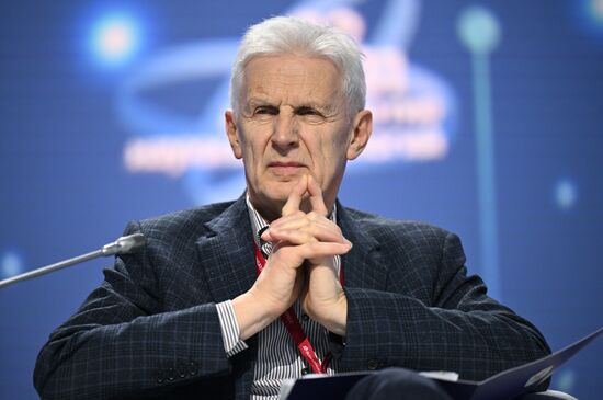 IV КМУ-2024. Биоэкономика: первый этап создания природоподобной техносферы
Андрей Фурсенко, помощник президента РФ Место: Россия, Федеральная территория "Сириус". Автор: Сергей Бобылев. IV КМУ-2024. Биоэкономика: первый этап создания природоподобной техносферы