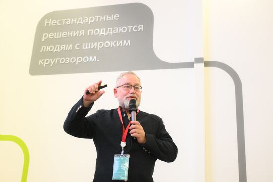 IV КМУ-2024. Межвузовские команды молодых ученых по стратегическому планированию России: реальность или мечта?
Александр Гущин, доцент кафедры градостроительства и ландшафтной архитектуры, Уральский государственный архитектурно-художественный университет имени Н.С. Алферова Место: Россия, Федеральная территория "Сириус". Автор: Екатерина Чеснокова. IV КМУ-2024. Межвузовские команды молодых ученых по стратегическому планированию России: реальность или мечта?