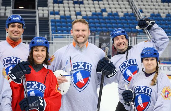 IV КМУ-2024. Мастер-класс по хоккею
В центре: Никита Марченков, председатель, Координационный совет по делам молодежи в научной и образовательной сферах Совета при президенте РФ по науке и образованию; руководитель Курчатовского комплекса синхротронно- нейтронных исследований, НИЦ "Курчатовский институт" Место: Россия, Федеральная территория "Сириус". Автор: Максим Богодвид. IV КМУ-2024. Мастер-класс по хоккею