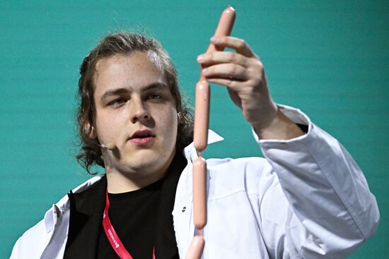 IV КМУ-2024. Финал университетской лиги битв "Science slam"
Даниил Задорожный, аспирант, младший научный сотрудник направления "Генетика" Федеральной территории "Сириус" Место: Россия, Федеральная территория "Сириус". Автор: Сергей Бобылев. IV КМУ-2024. Финал университетской лиги битв "Science slam"