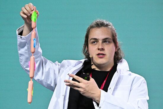 IV КМУ-2024. Финал университетской лиги битв "Science slam"
Даниил Задорожный, аспирант, младший научный сотрудник направления "Генетика" Федеральной территории "Сириус" Место: Россия, Федеральная территория "Сириус". Автор: Сергей Бобылев. IV КМУ-2024. Финал университетской лиги битв "Science slam"