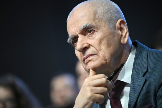 IV КМУ-2024. Биоэкономика: первый этап создания природоподобной техносферы
Геннадий Онищенко, заместитель президента, Российская академия образования; академик, РАН Место: Россия, Федеральная территория "Сириус". Автор: Сергей Бобылев. IV КМУ-2024. Биоэкономика: первый этап создания природоподобной техносферы