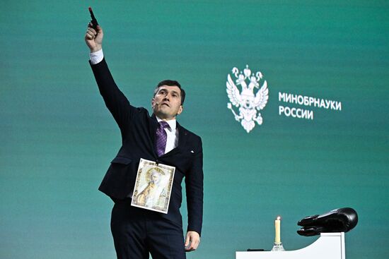 IV КМУ-2024. Финал университетской лиги битв "Science slam"
Рустам Галиев, Башкирский государственный аграрный университет Место: Россия, Федеральная территория "Сириус". Автор: Сергей Бобылев. IV КМУ-2024. Финал университетской лиги битв "Science slam"