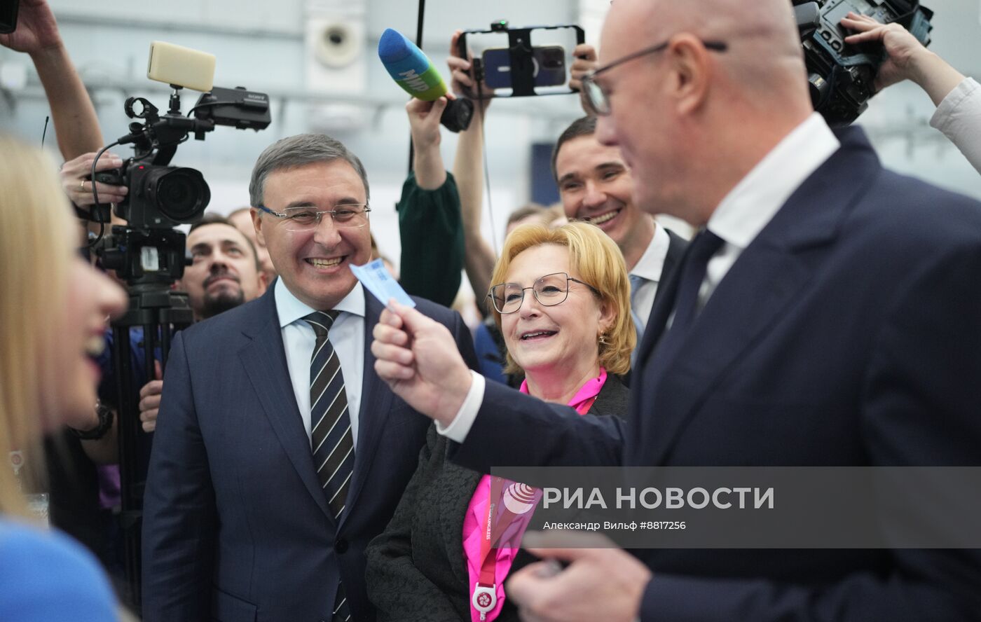 IV КМУ-2024. Вице-премьер РФ Д. Чернышенко посетил IV Конгресс молодых ученых