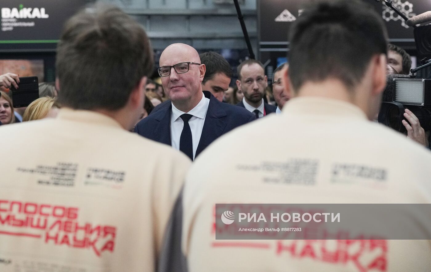 IV КМУ-2024. Вице-премьер РФ Д. Чернышенко посетил IV Конгресс молодых ученых