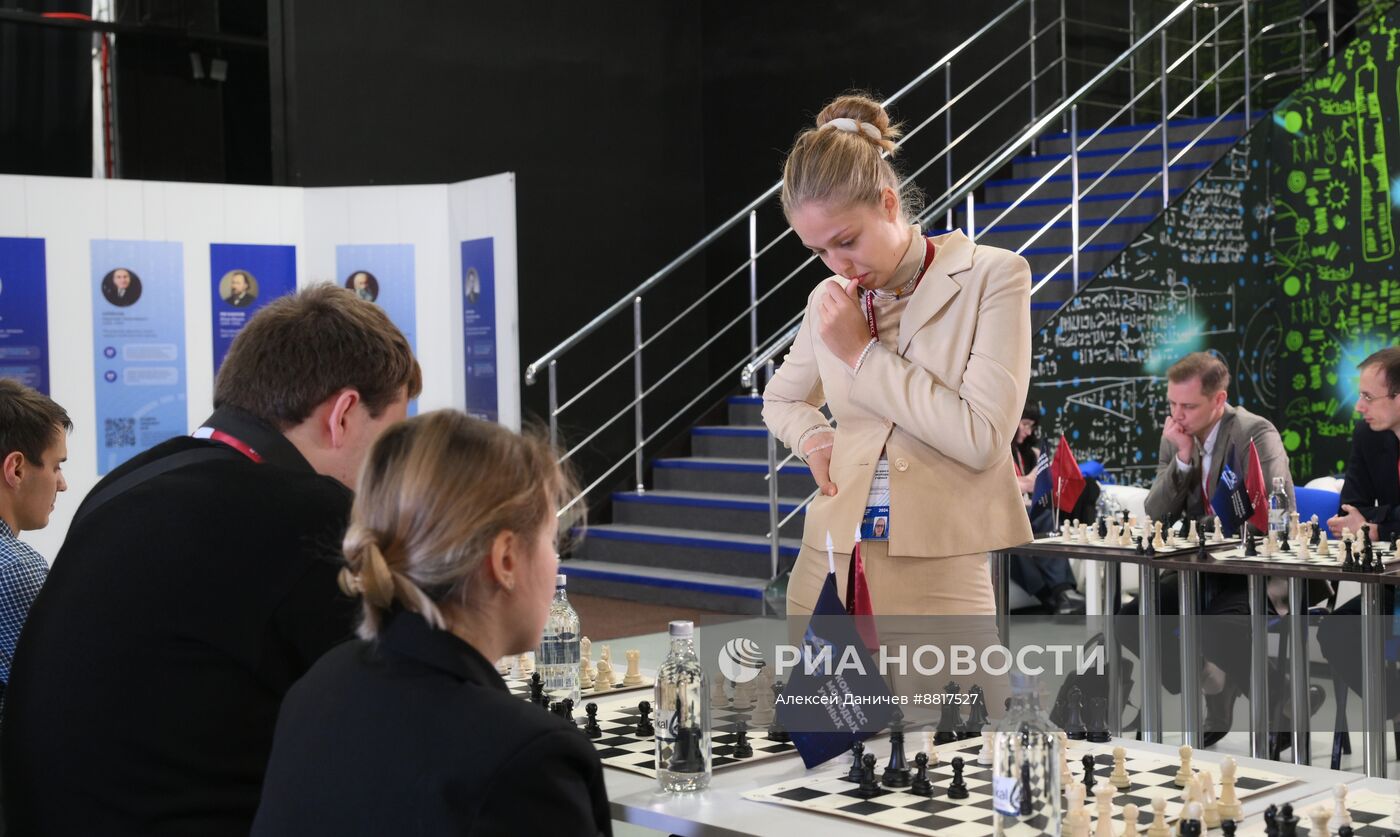 IV КМУ-2024. Сеанс одновременной игры в шахматы с чемпионкой России А. Журовой