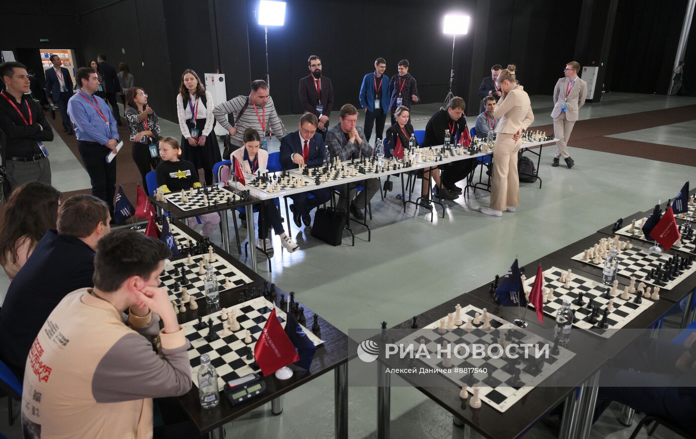 IV КМУ-2024. Сеанс одновременной игры в шахматы с чемпионкой России А. Журовой