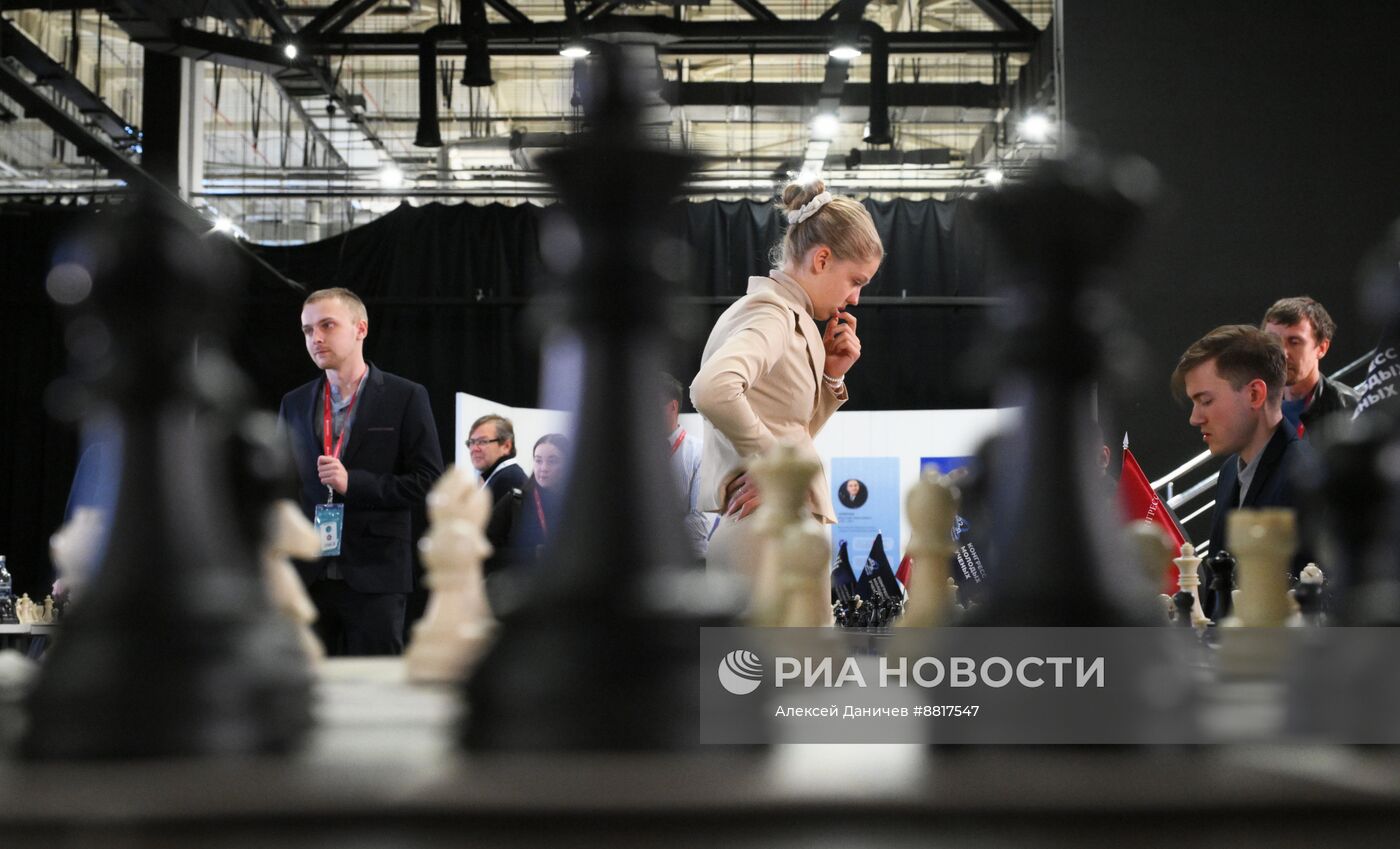 IV КМУ-2024. Сеанс одновременной игры в шахматы с чемпионкой России А. Журовой