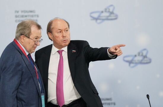 IV КМУ-2024. Заседание Координационного комитета по проведению в России Десятилетия науки и технологий
Слева направо:
Геннадий Красников, президент РАН
Владимир Кононов, председатель Центрального совета ВОИР, член попечительского совета ВОИР Место: Россия, Федеральная территория "Сириус". Автор: Александр Вильф. IV КМУ-2024. Заседание Координационного комитета по проведению в России Десятилетия науки и технологий