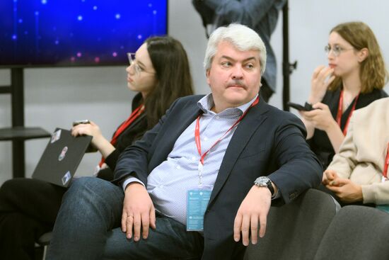 IV КМУ-2024. Медиа как наукоемкая индустрия
Алексей Гореславский, генеральный директор, АНО "Институт развития интернета" (ИРИ) Место: Россия, Федеральная территория "Сириус". Автор: Максим Блинов. IV КМУ-2024. Медиа как наукоемкая индустрия