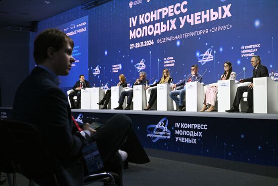 IV КМУ-2024. Математические центры России: фундамент национального технологического лидерства
Слева направо:
Сергей Безродных, заместитель академика-секретаря отделения математических наук, член-корреспондент, РАН
Екатерина Чабан, руководитель направления научно-технического сотрудничества, директор по перспективным направлениям, Государственная корпорация по атомной энергии "Росатом"
Александр Сергеев, научный руководитель, Национальный центр физики и математики (НЦФМ)
Ольга Постнова, заместитель директора, Международный математический институт имени Леонарда Эйлера
Николай Лукоянов, директор, Институт математики и механики Уральского отделения РАН
Ольга Криворотько, заведующая лабораторией ИИ-технологий математического моделирования биологических, социально-экономических и экологических процессов, Институт математики им. С.Л. Соболева
Сергей Горчинский, заместитель директора, Математический институт имени В.А. Стеклова РАН Место: Россия, Федеральная территория "Сириус". Автор: Сергей Бобылев. IV КМУ-2024. Математические центры России: фундамент национального технологического лидерства