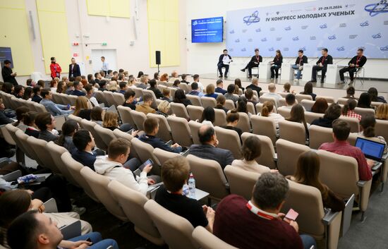 IV КМУ-2024. Ошибочка вышла 2.0: ученые о том, как научные провалы привели к научным
достижениям
Слева направо:
Али Асадов, начальник отдела по работе с молодыми учеными, Министерство науки и высшего образования РФ
Артем Оганов, профессор, руководитель лаборатории дизайна материалов, Сколковский институт науки и технологий (Сколтех)
Мария Горденко, ведущий эксперт, Институт статистических исследований и экономики знаний, Национальный исследовательский университет "Высшая школа экономики"
Николай Ле, младший научный сотрудник, Московского государственного
университета имени М. В. Ломоносова; ведущий эксперт, Институт образования,
Национальный исследовательский университет "Высшая школа экономики"; лектор,
Российское общество "Знание"
Максим Сорочинский, доцент кафедры цифрового и технологического образования, Педагогический институт Северо-Восточного федерального университета имени М.К. Аммосова
Георгий Шахгильдян, руководитель Центра развития исследований и разработок, Фонд "Московский инновационный кластер" Место: Россия, Федеральная территория "Сириус". Автор: Пелагия Тихонова. IV КМУ-2024. Ошибочка вышла 2.0: ученые о том, как научные провалы привели к научным достижениям