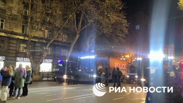 Спецназ и водометы на площади у парламента Грузии, где проходит акция оппозиции